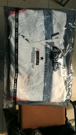 挺好看，衣服白白的
穿着像小孩一样