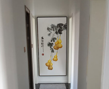 最近才闲下来，才把画挂起来，实物跟描述的一样，不管是颜色还是做工都很不错，好看又吉祥，家里人都说好，店家服务也好，一次愉快的购物，赞