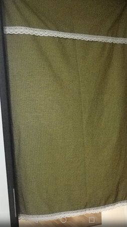 做个布门帘，缝上花边后非常漂亮