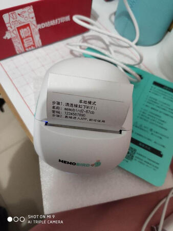 咕咕机已收到，京东快递很快就到了，非一般的速度！机子质量确实是很不错！操作简单易上手，传输速度还不错，打印的也挺清晰，编辑功能再多些就好了，还送了很多纸，质量很好，用的也顺手，必须给京东点赞