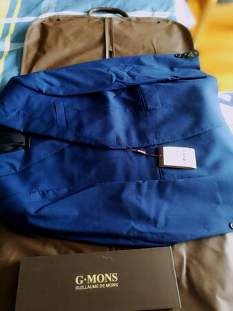 第一次买这家的西服，宝石蓝色的。比较喜欢的戗驳领双开叉的西服，能应付大多数的正式场合。衣服有点单薄，款型还好，北方的小伙伴们可以买稍厚一点的，我就又买了一套厚的。总的说不错比较满意。