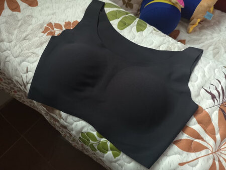 面料很柔软，穿起来非常舒服就像没穿一样，而且穿久后内衣完全不会有勒痕，从后面看也不会有内衣的痕迹，真的很好。价格也合适，希望以后的优惠力度大一点！会继续回购的。