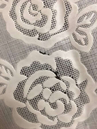 差评!差评!差评!竟然把残次品拿出来卖!你看这些破洞!够气人的吧!更气人的是，我忙的没打开包装直接带去美国送给好朋友，结果人家拿出来用时一看是这样根本没法用!丢人都丢到美国去了!!!店主你给我出来！我肯定不打#！!