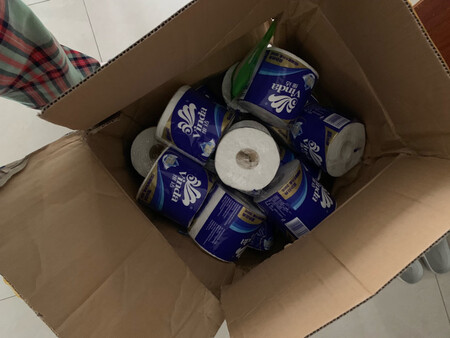 卷数没少，但是这个包装的破损，加上封装的样子，还有下单后四五天才到货。哦对了，咨询客服没理我