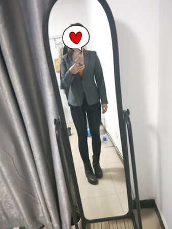 灰色的颜色很正，料子好，剪裁的也很细致合理，穿起来气质很好呢！！！！