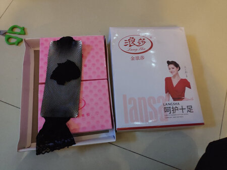 东西不错?我都洗了不掉色，质量不错是棉的。还送了双袜子谢谢老板，祝生意兴隆，财源滚滚