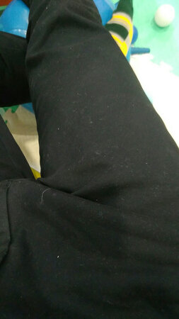 刚刚穿上的，看看有多粘毛吧，懒得退换货了，差评