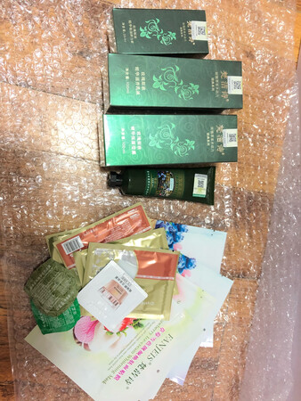 一直不用这个牌子的护肤品。我和妈妈都在用。这已经是第三次在他家购买了。也是这次的赠品也好多。