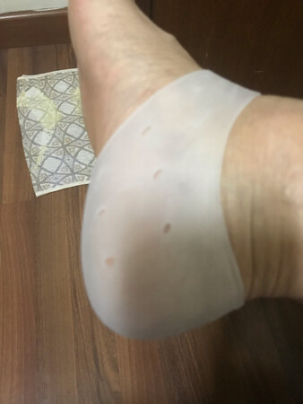 软软的，我是买来打球穿的，不知道好不好用。