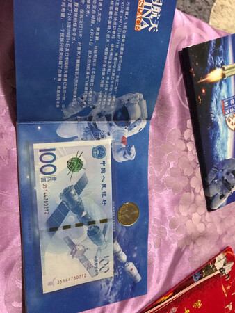 册子收到时，大概是多件商品挤压，已经变形。不过将就着用吧。