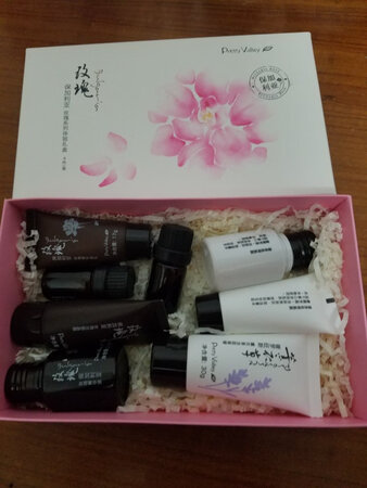 一直用汇美舍的护肤品，肌肤有了很大改善，这次购物价格很实惠，还送了很多小样