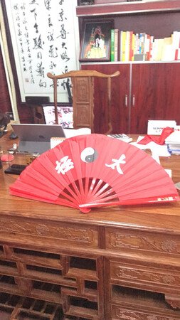 一如既往的支持。已经是第二次购买。这次一次性买了三把，拿来收藏。店家送了太极扇。棒棒的。