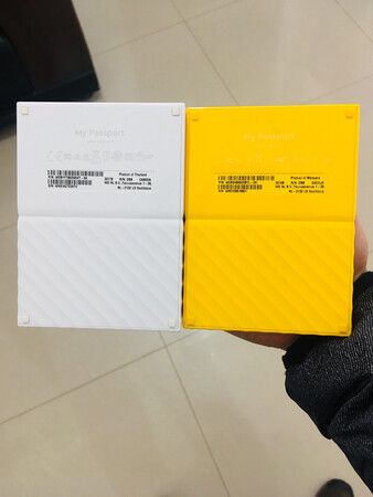 买的第二块移动硬盘了，发现资料是越存越多，移动硬盘也是越买越多，很喜欢西数的，发现这款比我以前买的同系列的要薄些。