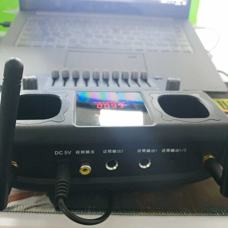 话筒放进去就无线充电了，很方便，话筒电池再也不用更换了，话筒音质也特别好，很多调节的按钮，还可以调频，京东的产品真是越来越先进了