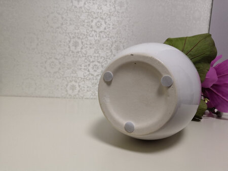包装很差，包装箱里全是泡沫碎渣；宝贝有破损、掉花瓣现象，而且看上去很旧；花瓶底部没有防护垫，放哪里刮破哪里。（图一二是此家宝贝；图三四为别家宝贝，一对比就分出好坏）