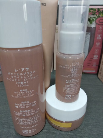 味道淡淡的，我很喜欢，而且不油腻，很清爽，补水效果很不错，晚上用了早上起来脸还嫩嫩的，不错不错，种草了