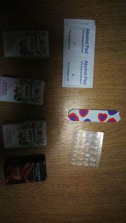 颜色很满意的，很漂亮的，只是干的太慢了，没有异味。买了三瓶还送了一瓶。