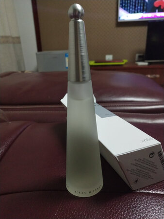 第一次用这个，朋友推荐的，她一直用这款香，拿到后经朋友鉴定，正品好评！
但是，个人不是太喜欢这个味道，花香重偏甜。
PS:我是一直用巴宝莉伦敦男香的。
