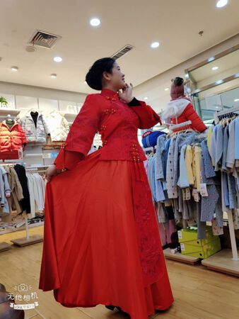 衣服很喜欢穿着正好，就是编织扣和内测白色按扣容易开