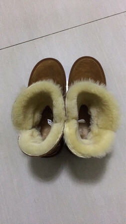 鞋子是正码，穿着很舒服很暖和。物美价廉，值得推荐。