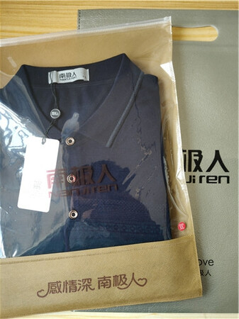 给老爸买的衣服到了，颜色很适合他这个年龄段，质量特别好，摸起来手感舒服，穿上很合身 ，物流很快，很满意，好评
