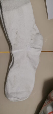 差评，这是啥？白袜子拿出来一层灰，感觉像是地摊货没卖出去的。