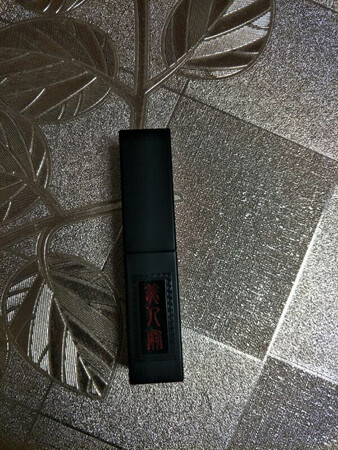 口红收到咯颜色超级漂亮，很保湿滋润，物流速度很快，包装很好，收到果然没令我失望，很显白哟，薄涂厚涂都好看，质地很丝滑，颜色很好看，而且特别滋润，色泽分明，淡唇纹，不易掉色，很显气色，素颜也很好看，超级显白超级日常显色也很漂亮，包装我特喜欢口红颜值也高，携带方便上色均匀，质地丝滑，壳子特别有质感，摸起来很舒服