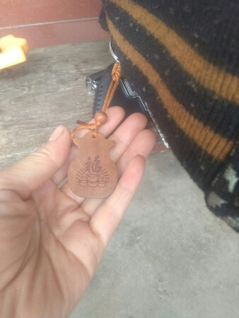 看倒是还可以，只是有点掉色，也不知道是不是桃木。