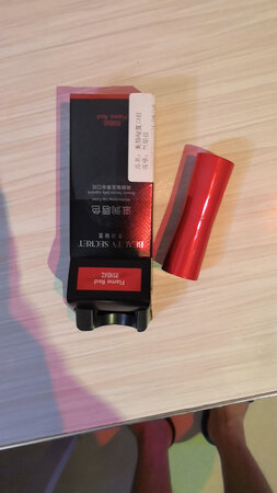 这款润唇膏是给老婆买的，使用之后感觉还可以，物有所值