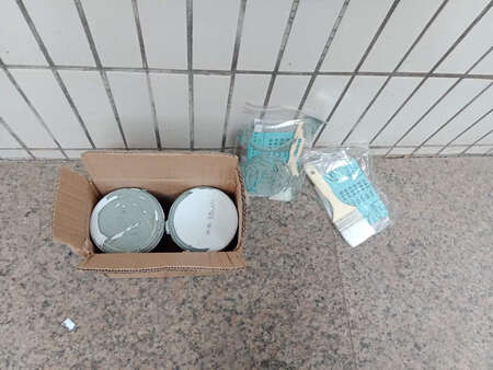 油漆流出来，包装不够好，注意下老板。