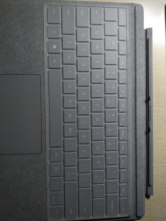键盘膜不错，与surface pro 6贴合很好！