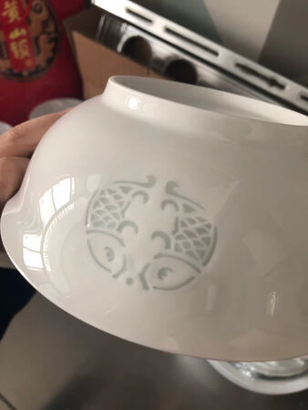 碗口大了一点，碗上就两条鱼。