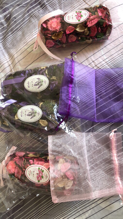 买四袋，送2袋子？剩余2袋让我买丝袜装吗？原料颜色不是天然红和紫，都是带香精染色上去的。