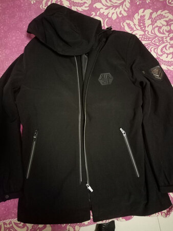 衣服已经收到，很合身有型帅气，这个价位感觉很值，很满意！谢谢卖家和物流都很给力。