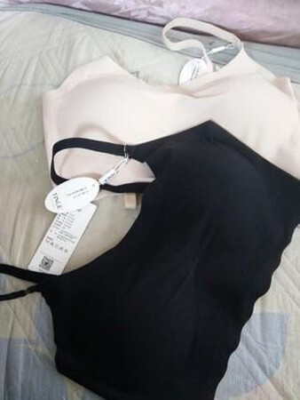 衣衣质量真的很好，非常舒服一点也不勒，内垫也可拆卸，对得起价格，穿起来也很舒服，还会回购!