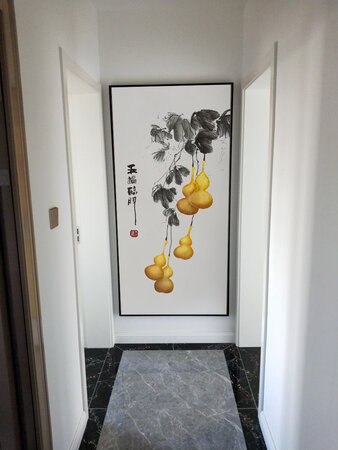 最近才闲下来，才把画挂起来，实物跟描述的一样，不管是颜色还是做工都很不错，好看又吉祥，家里人都说好，店家服务也好，一次愉快的购物，赞