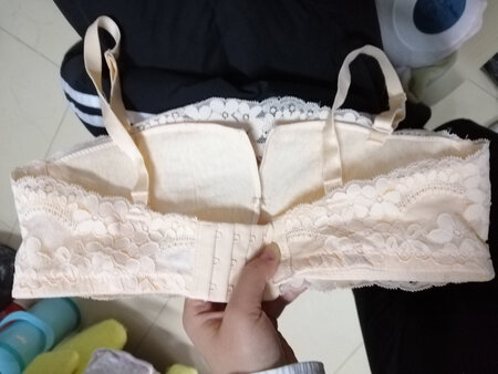 挺好看的，还送了一副肩带，适合小胸，聚拢效果不错，但是稍微有点压