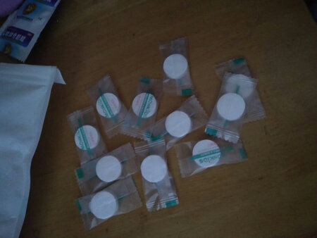 店家是京东物流两天就到手了，面膜都是独立包装的，满满的一包，可以用段时间了，好评。