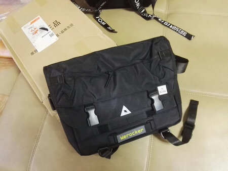 包包不错，挺结实的，而且也刚刚好能放下一台15寸的手提电脑。不过唯一不好的就是，放了本本之后，就没空间放电源适配器了，容量稍小了一点