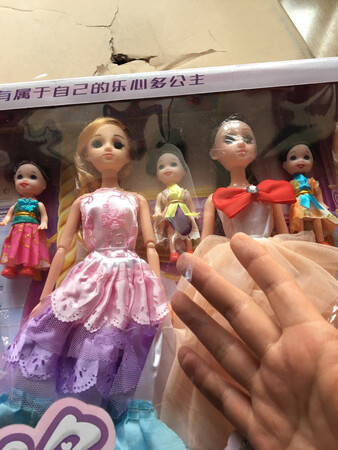 整体还不错。遗憾的是送到时包装盒有破损。不过女儿很喜欢，爱不释手！所以还是好评吧！