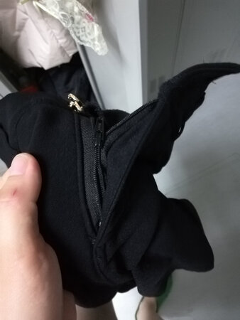 穿的第一天裤子拉链就坏了，联系客服一直还不回我，简直了，就好像这拉链就该这样似的。要是离得近我就找你家去了知道伐?