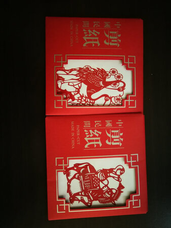 包装还不错，剪纸也很精致，是送给外国朋友非常有中国特色礼物。很满意。