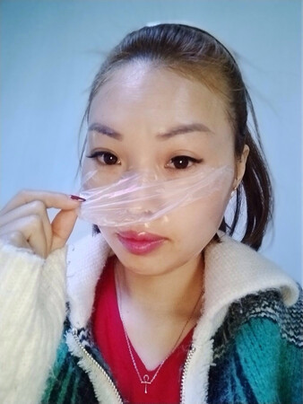 用完皮肤感受很清新软软的，而且很滑嫩，一点都不会干，就连鼻头附近有脱皮的地方，都像喝饱水了一样不会干燥啦 东西不错