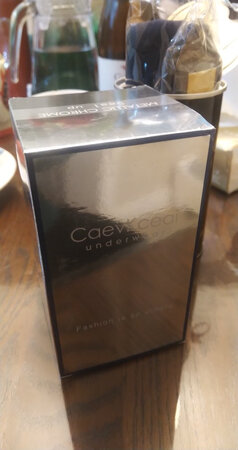 看起来挺好的，包装也挺象回事的，虽然知道品牌有些傍，还没穿过，满意的。
