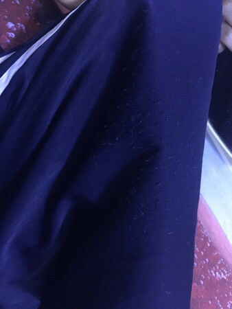 这裤子穿了一次就毛了一大片，没法再穿啦，找客服解决说时间太长赔5块，关键是夏天的裤子我也是去到云南旅游天热才能穿啊，穿一次不想再穿啦，请问这是处理问题吗！？我在这家买了几十件衣服，也算忠粉，被这样对待我也是无语?，分享给大家，这裤子质量真心太差！太差，太差，怎么能毛成那样，穿了一天而已啊……凭啥值几百块，@啦