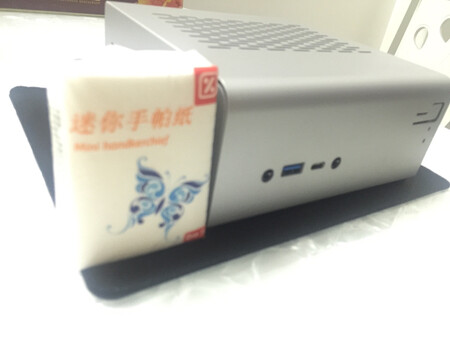 迷你主机很小巧方便，放桌上不占地方而且式样还很搭配