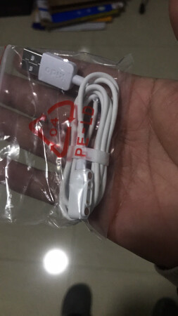 跟原装的充电线一样的，就是包装简陋，质量还不错！