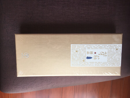 到货迫不及待点了品，有淡淡的沉香味道！买了不同品种感觉味道差不多。但壹号贵太多，果断继续下单购买臻品。估计够用一年的了！