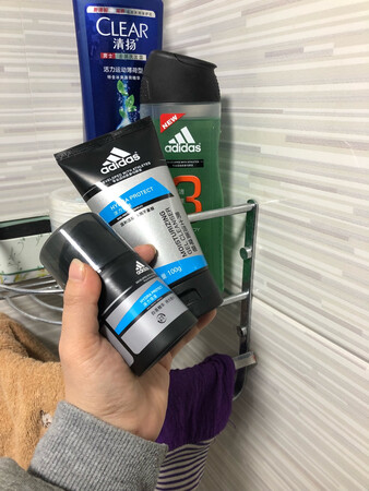 给老公买的，超级划算，沐浴露一直使用的这个！男士那瓶霜非常好用，味道很清爽，好评