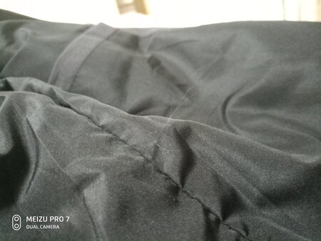 价格便宜，京东快递速度可以，衣服包装简陋，内里痕迹和线头明显，习惯好评！